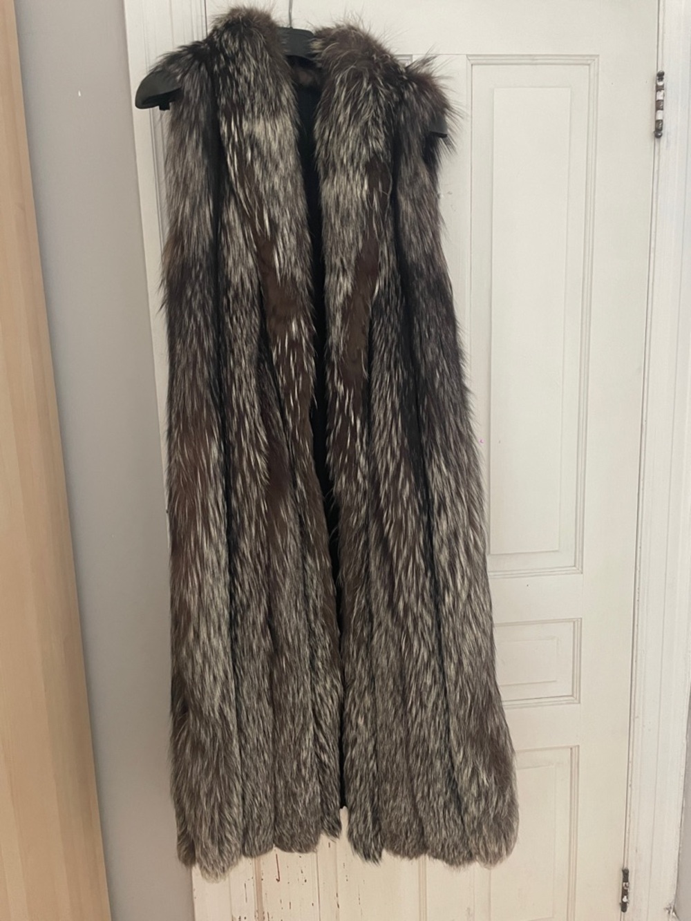 Fabulous Silver Fox vintage long vest.
Fur is in a great condition ( real fur).